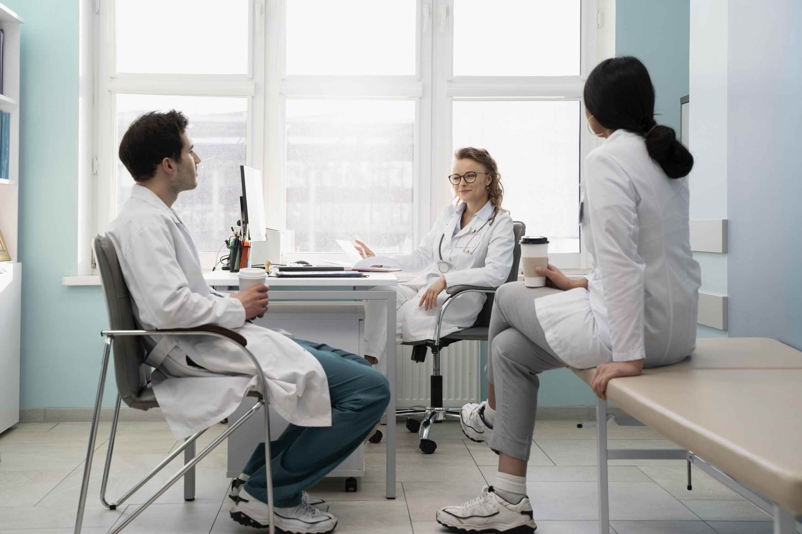 full-shot-doctors-discussing-work